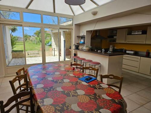 Kuchyň nebo kuchyňský kout v ubytování Maison normande, mer et campagne - gîte Cyrano