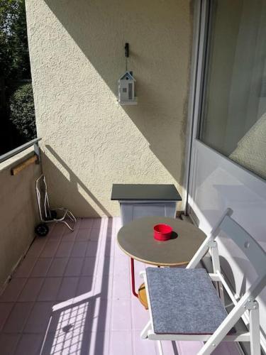 a small table and a chair on a balcony at Moderne 1-Zimmer Wohnung stadtnah in Neu Ulm