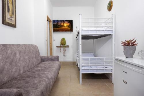 Cama o camas de una habitación en צימר בין ההרים - צימרים כפריים קסומים עם בריכה, ג'קוזי ונוף מהמם