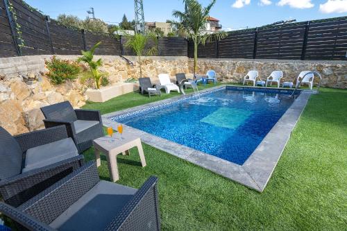 Piscina en o cerca de צימר בין ההרים - צימרים כפריים קסומים עם בריכה, ג'קוזי ונוף מהמם