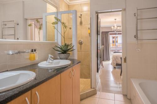 Un baño con dos lavabos y una ducha. en Avemore Jan Cats No 5 full backup power, en Stellenbosch