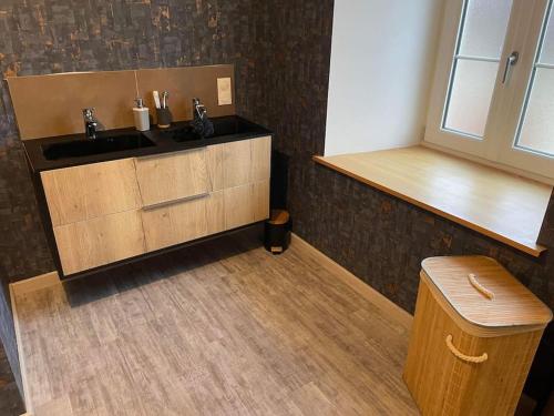 La salle de bains est pourvue d'un lavabo et d'un comptoir. dans l'établissement Jolie maison rénovée, à Poulangy