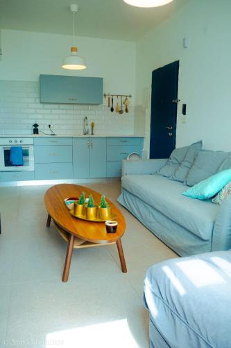 a living room with a table with fruit on it at יפעת הגלבוע -סוויטות אירוח ברמה אחרת in Nurit