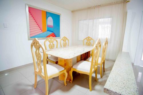 a dining room with a wooden table and chairs at Casa Nora Alojamiento Entero, 4 Habitaciones Capacidad Máxima 9 huéspedes in Ríohacha