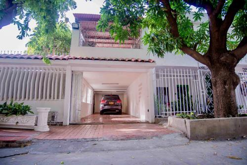 a car is parked in the garage of a house at Casa Nora Alojamiento Entero, 4 Habitaciones Capacidad Máxima 9 huéspedes in Ríohacha