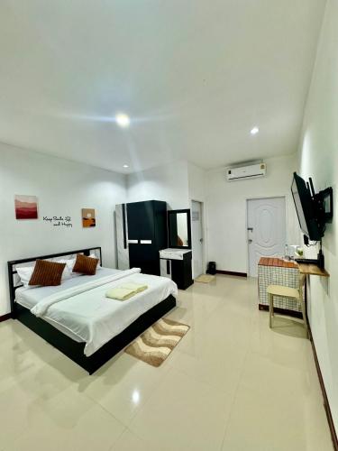 a bedroom with a bed and a television in it at สบายดีห้องเช่า รายวัน รายเดือน in Sa Kaeo