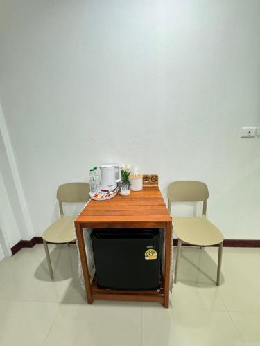 a small table with two chairs and a tv at สบายดีห้องเช่า รายวัน รายเดือน in Sa Kaeo