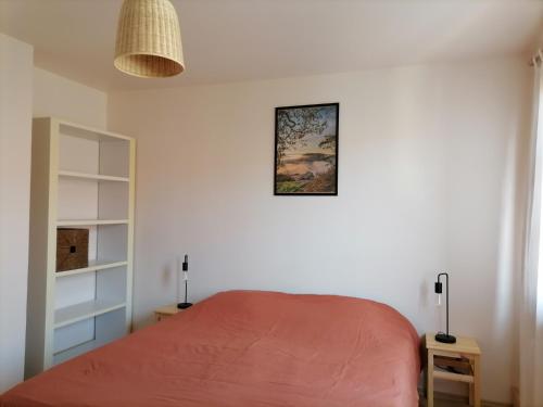 une chambre avec un lit et un tableau au mur dans l'établissement Appartement et terrasse privée, à Ingolsheim