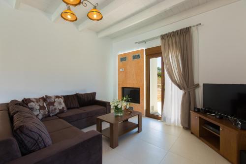 Μια τηλεόραση ή/και κέντρο ψυχαγωγίας στο Kampos Villas, Nature Living with Heated Pool, By ThinkVilla