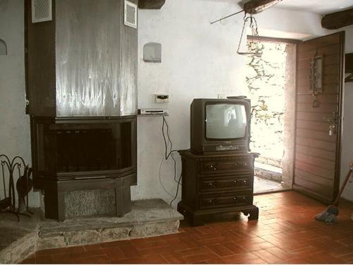 ein alter Fernseher auf einer Kommode in einem Zimmer in der Unterkunft Casa Giulia in Maggia