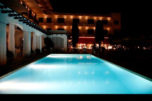 Bazén v ubytování Hotel Trias nebo v jeho okolí