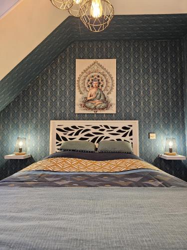 une chambre avec un grand lit et deux lampes dans l'établissement Le nid de l'écureuil, à Selles-sur-Cher