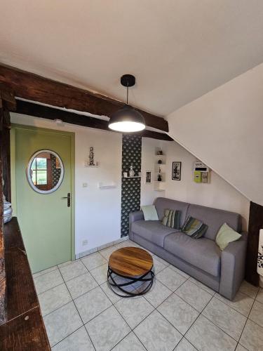 un salon avec un canapé et une table dans l'établissement Le nid de l'écureuil, à Selles-sur-Cher