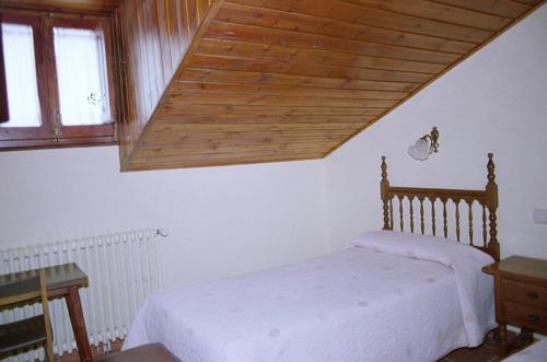 Ліжко або ліжка в номері Hostal Fondevila