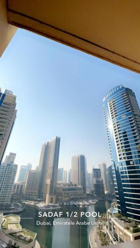 Udsigt til Dubai Marina eller udsigt til byen taget fra hotellet