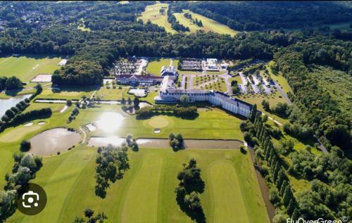 an aerial view of a park with a building at Suite parentale in Lamorlaye