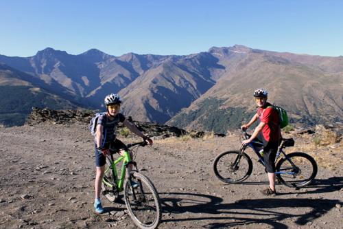 dos personas montando bicicletas en la cima de una montaña en Guejar Sierra House with Spectacular Views, en Güéjar-Sierra