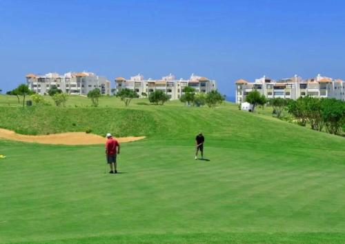 アシラにあるAsilah Marina Golf et vue sur l'océanのゴルフ場でのゴルフ