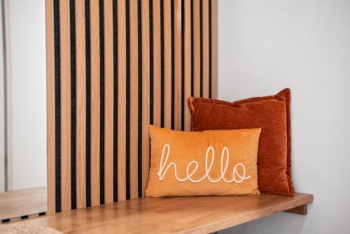 a pillow sitting on top of a wooden bench at Apartment Burgunderliebe am Tuniberg, Weinregion in Gottenheim
