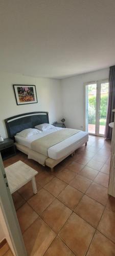 - une chambre avec un grand lit et du carrelage dans l'établissement Mer Sea avec Piscine, à Argelès-sur-Mer