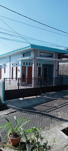 a house with a porch and a balcony at Homestay Selfi in Tlekung