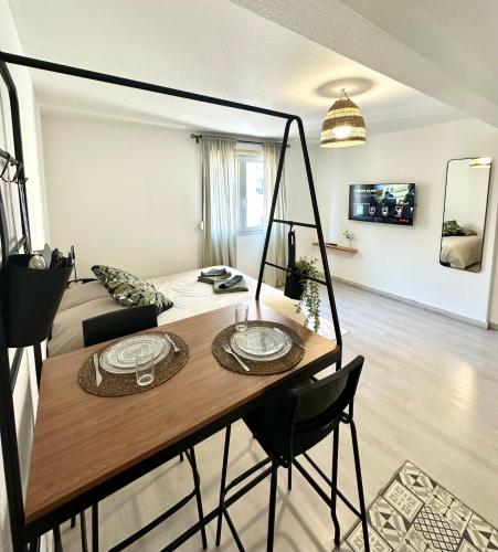 Cette chambre comprend une table à manger et un salon. dans l'établissement Studio Gare entièrement Rénové, Wi-Fi, Clim, Tram, 15 min des Plages, à Montpellier