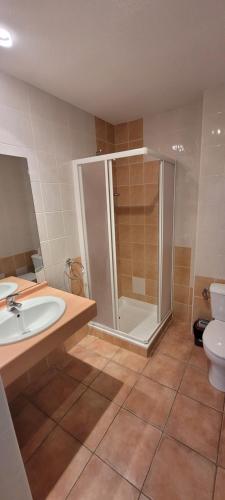 une salle de bain avec une douche, un lavabo et des toilettes dans l'établissement Mer Sea avec Piscine, à Argelès-sur-Mer