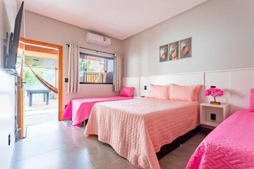 Ένα ή περισσότερα κρεβάτια σε δωμάτιο στο Casa c/ Piscina e 04 Suítes – 5 Min. do Centro