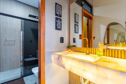 Ένα μπάνιο στο Casa c/ Piscina e 04 Suítes – 5 Min. do Centro