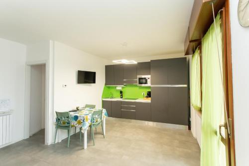 a kitchen and dining room with a table and chairs at Harmonie House in Verona