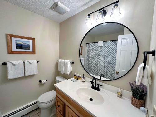 Koupelna v ubytování R1 Renovated Bretton Woods Slopeside townhome in the heart of the White Mountains