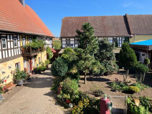 a courtyard with a tree in the middle of a building at Doppelzimmer vom Friesenhof Wieratal in Nobitz