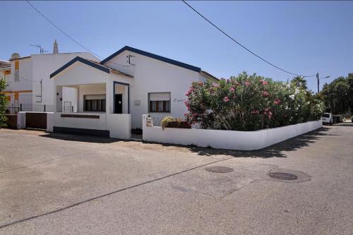 a white house with flowers in front of it at Casa Maria Beatriz in Manta Rota