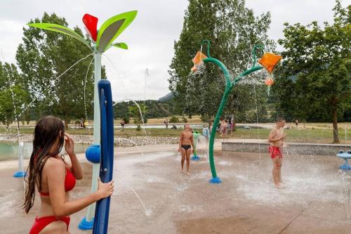 un groupe de personnes jouant dans un parc aquatique dans l'établissement Villa de charme à la montagne, à Trescléoux