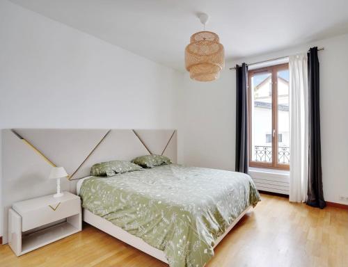 une chambre blanche avec un lit et une fenêtre dans l'établissement appartement 2 chambres dans une belle maison à proximité de paris, à Asnières-sur-Seine