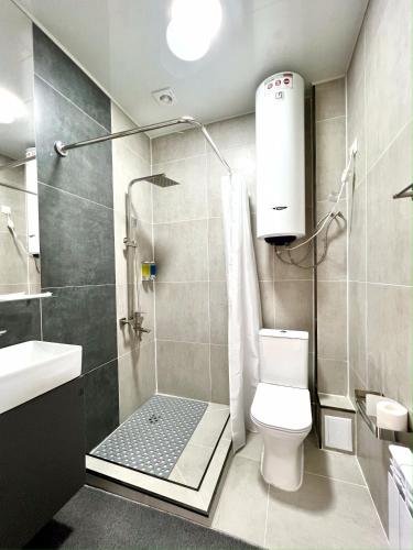 Koupelna v ubytování Suncor Hotel