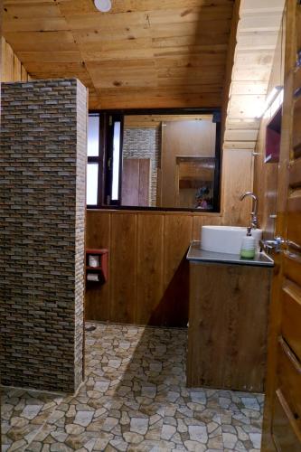 Kuchyň nebo kuchyňský kout v ubytování Utopia Hostels Dharamkot Mcleodganj