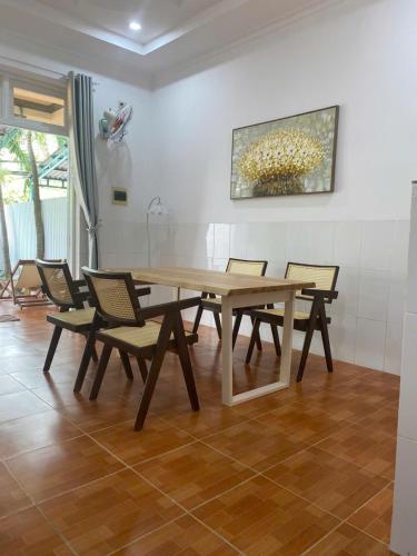 a wooden table and chairs in a room at Dứa Homestay Mũi Né in Ấp Thiện Phước