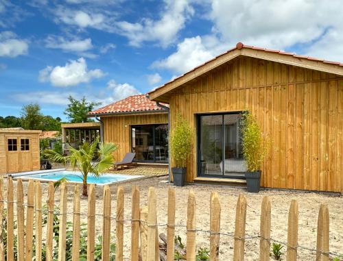 Maison en bois avec piscine proche de la plage