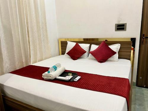 Ein Bett oder Betten in einem Zimmer der Unterkunft Shree Krishnam Inn