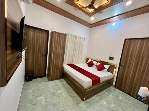 Ein Bett oder Betten in einem Zimmer der Unterkunft Shree Krishnam Inn