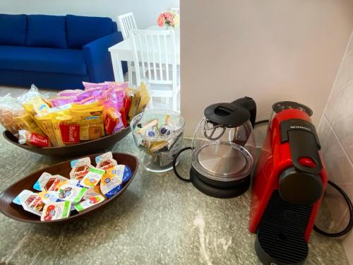 Una encimera de cocina con un secador de pelo rojo y algo de comida. en Grand Milan, en Milán