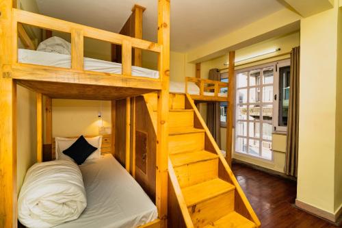 Postelja oz. postelje v sobi nastanitve Hotel Aashraya Home