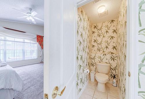 a bathroom with a toilet in a bedroom at Stunning 3 Bed Former Model Home in Orlando
