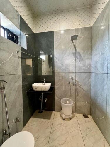 Ein Badezimmer in der Unterkunft Shree Krishnam Inn