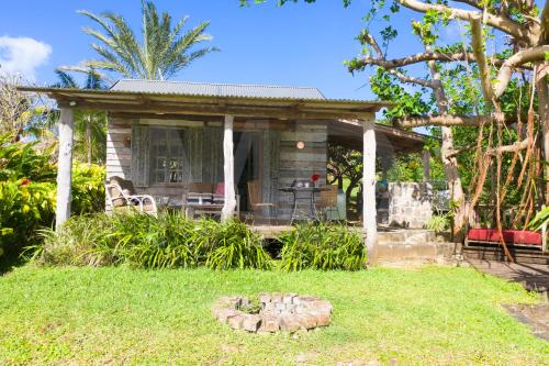a house with a garden and a patio at Le Cabanon in Choisy