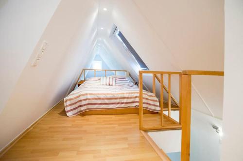 Un dormitorio con una litera en un ático. en Maisonette Wohnung Bolkerstraße in Düsseldorf, en Düsseldorf