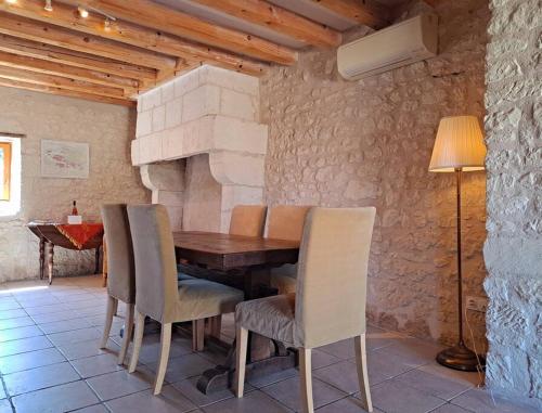 une salle à manger avec une table et des chaises en bois dans l'établissement Le Clos du Tilleul, à Anché