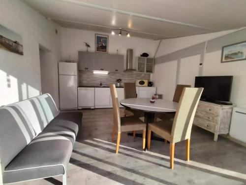 Kuchyň nebo kuchyňský kout v ubytování Gîte du Midi de Saint-Porchaire - Charmante maison de vacances avec piscine chauffée