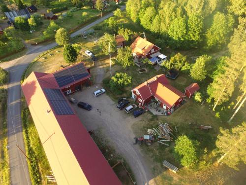 an overhead view of a house with a parking lot at Loftet på Soliga Klacken in Säter